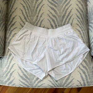 Lululemon Hotty Hot Short *2.5" White/off white liner size 4  EUC